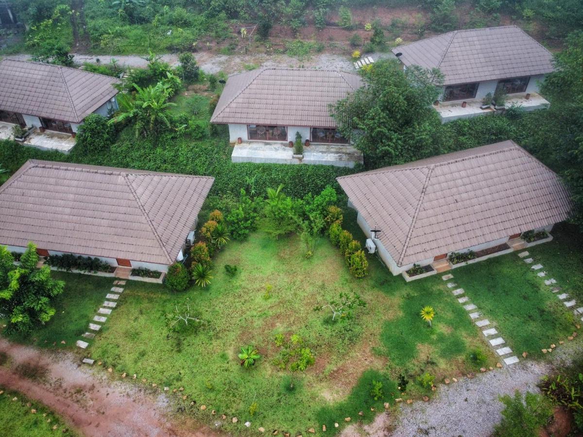 Отель The Liveliwoods Khao Sok National Park Экстерьер фото