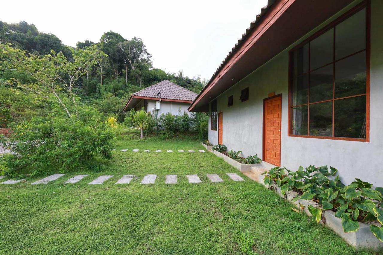 Отель The Liveliwoods Khao Sok National Park Экстерьер фото