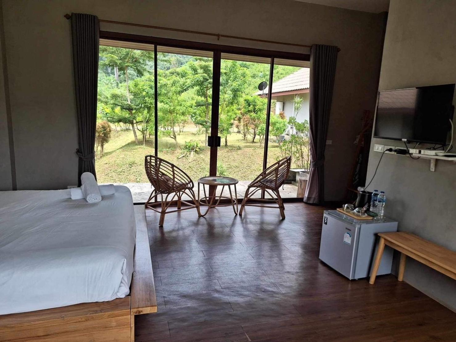 Отель The Liveliwoods Khao Sok National Park Экстерьер фото