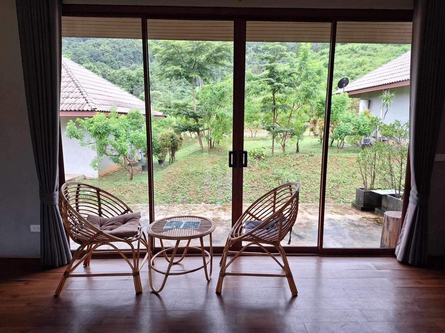 Отель The Liveliwoods Khao Sok National Park Экстерьер фото