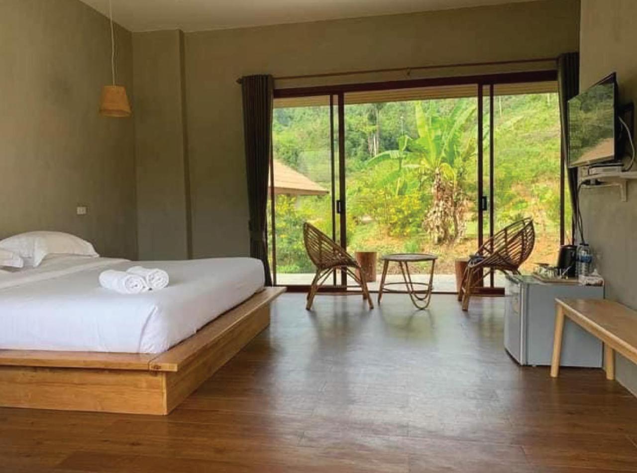 Отель The Liveliwoods Khao Sok National Park Экстерьер фото